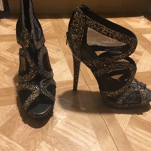 Beautiful silver and black Metallic heels.